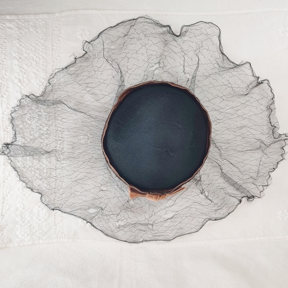 1930s Pill Bottle Hat Crushed Velvet Hat, Black Crinoline Veil, Vtg Pillbox Hat - Picture 6 of 11